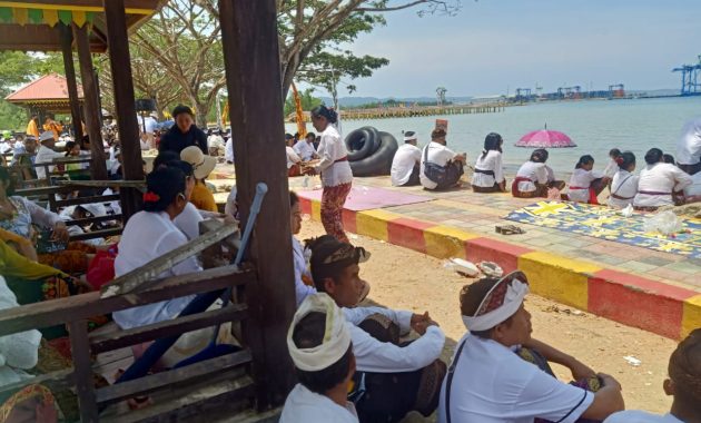 Umat Hindu Gelar Upacara Melasti Di Pantai Nambo Kendari — Turgo Id