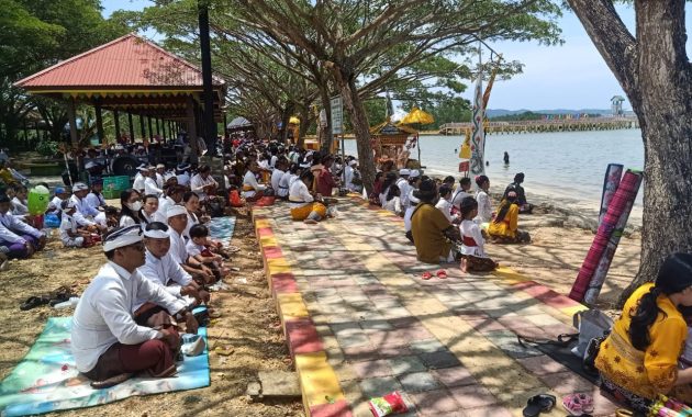 Umat Hindu Gelar Upacara Melasti Di Pantai Nambo Kendari — Turgo Id