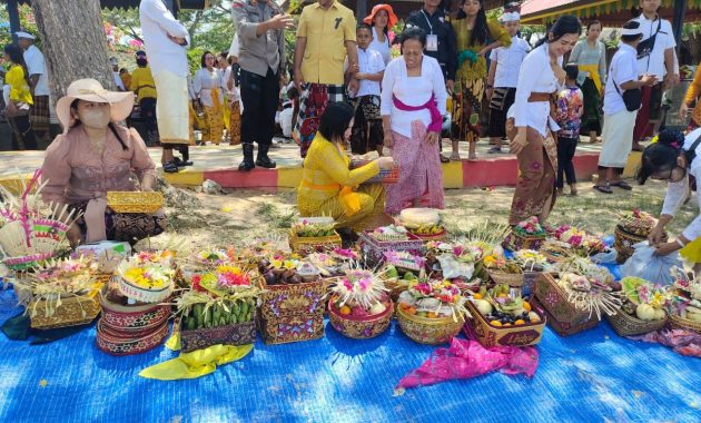 Umat Hindu Gelar Upacara Melasti Di Pantai Nambo Kendari — Turgo Id