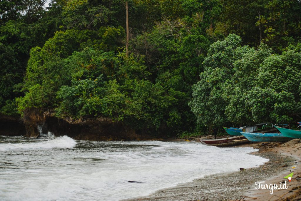 Menikmati Ombak Pantai Batu Gong di Sulawesi Tenggara