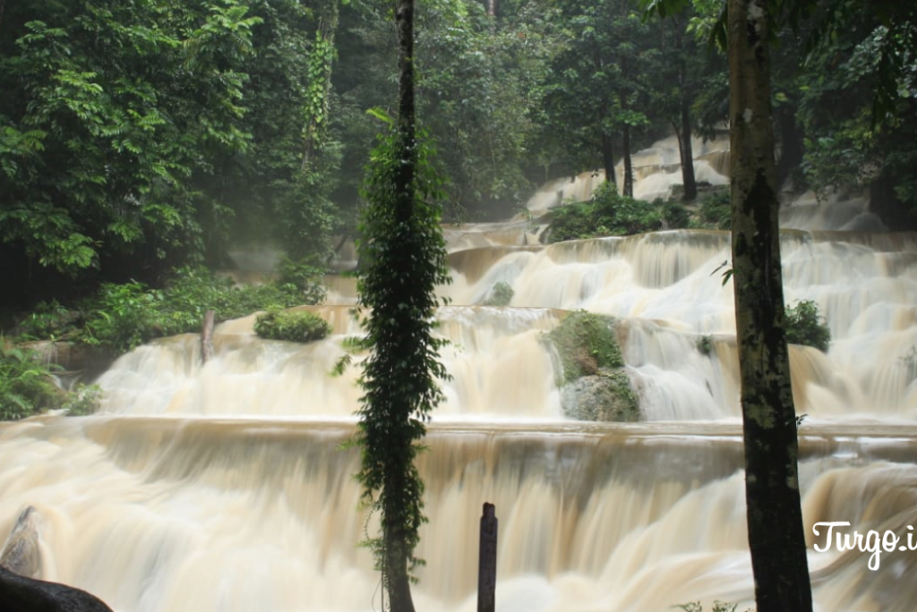 Pesona Air Terjun Moramo Yang Bersusun Di Sulawesi Tenggara